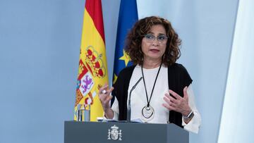 GRAF1692. MADRID, 16/04/2020.- Fotograf&iacute;a facilitada por Moncloa de la ministra Portavoz y de Hacienda, Mar&iacute;a Jes&uacute;s Montero durante la rueda de prensa ofrecida este jueves en el Palacio de La Moncloa. EFE/ Moncloa