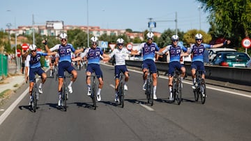 ALALPARDO (MADRID), 14/09/2025.- El ciclista estadounidense del equipo Israel- Premier TechMattthew Riccitello, posa junto al resto de su equipo con el maillot blanco de mejor joven, durante la última etapa de la Vuelta a España que se disputa entre las localidades madrileñas de Alalpardo y Madrid, con un recorrido 103,6 Km.- EFE/ Javier Lizón