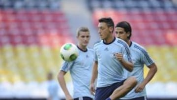 Özil, de dos a tres meses de baja por una lesión en la rodilla