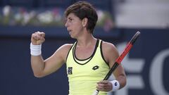 La tenista espa&ntilde;ola Carla Su&aacute;rez celebra un punto durante el partido ante la belga Alison Van Uytvanck en el Abierto de Tenis de Monterrey (M&eacute;xico).