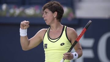 La tenista española Carla Suárez celebra un punto durante el partido ante la belga Alison Van Uytvanck en el Abierto de Tenis de Monterrey (México).