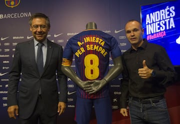 El acto de renovación de por vida de Iniesta con el Barça