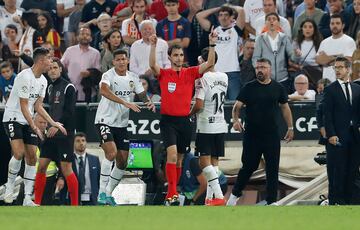 Marcos André, en una acción del Valencia-Barcelona. De Burgos Bengoetxea, tras revisar el VAR.