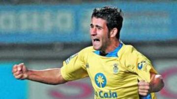 <b>EN PLENA CRECIDA. </b>Saúl celebra con gesto elocuente uno de sus goles con la Unión Deportiva.