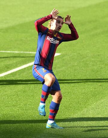 Barcelona 2-0 Osasuna | Golazó Griezmann. Espectacular remate de volea tras cazar un rechace en la frontal ante el que nada pudo hacer Sergio Herrera.