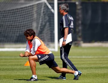 Pedro León y Mourinho, durante un entrenamiento en Los Ángeles.