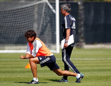 Pedro León y Mourinho, durante un entrenamiento en Los Ángeles.