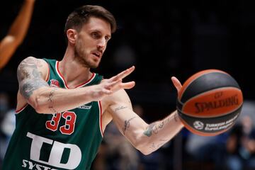 En su primera temporada en Vitoria estuvo a la sombra de Toko Shengelia. El georgiano se march¨® a Mosc¨² en verano y Polonara se ha reivindicado como uno de los referentes de este Baskonia: ha pasado de promediar 3,1 puntos y 2,8 rebotes (4,2 de valoraci¨®n) a 12,2 tantos y 6,6 rechaces (16,5 de valoraci¨®n). De secundario a protagonista. "Conmigo siempre juega bien", ha dicho incluso Ivanovic, que le ha sabido sacar rendimiento a un jugador que incluso se ha estrenado como el mejor de una jornada (la 25).