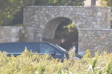 Cristiano Ronaldo's agent Jorge Mendes and the president of Juventus arrived by helicopter at the priate villa where Cristiano Ronaldo is staying. They met with the striker from 14:30 to 18:30. A tense meeting, in which Cristiano's security detail were hi