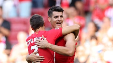 Morata se abraza a Azpilicueta tras el Atl¨¦tico-Real Sociedad. La doble renovaci¨®n de Morata.