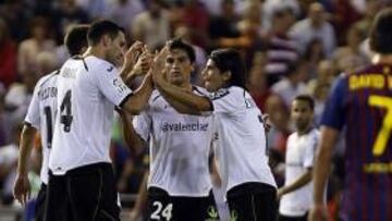 <b>UN VALENCIA ILUSIONANTE. </b>Víctor Ruiz, Rami, Tino Costa y Banega se felicitan en un momento del partido que empataron ante el Barça.
