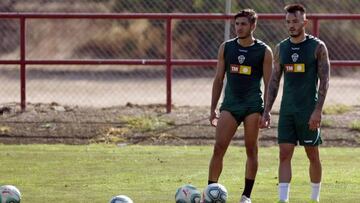Andoni López, a la derecha de la imagen, en una sesión en Elche.
