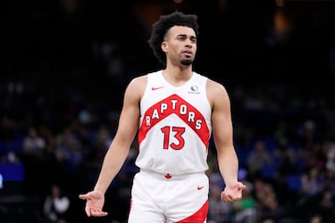 
El neoyorkino (25 años y 2,03) vivirá su primera experiencia fuera de Estados Unidos. Drafteado en 2020 por los Bucks en el puesto 45, ganó con esta franquicia el anillo en su primera temporada en el equipo. En su tercer año en Milwaukee, le traspasaron a Indiana. Allí, con los Pacers, batió un récord de la franquicia (anotó 25 puntos en el segundo cuarto de un partido ante los Hawks), pero cerró el curso (y por ahora su etapa en la NBA) en Toronto. Internacional con Nigeria, disputó el Mundial de 2019 y los Juegos de Tokio (21 puntos de media en la cita olímpica).