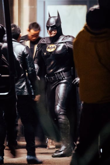 El traje de Batman de Michael Keaton a todo detalle en las nuevas fotos filtradas de Batgirl