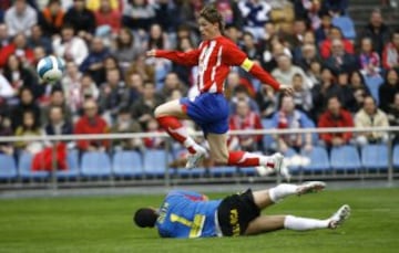 En su primera etapa con el Atlético de Madrid, Fernando Torres ya demostró en el jugador en que se convertiría. Frente al Mallorca, marcó uno de esos goles en 2007 con el que se despidió del club de su vida. Una manera característica de anotar los sueños de todos los atléticos.