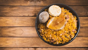 Plato tradicional colombiano que consiste en un cerdo entero asado y relleno de cebolla, guisantes, arroz, hierbas frescas y varias especias.