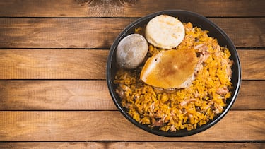 Plato tradicional colombiano que consiste en un cerdo entero asado y relleno de cebolla, guisantes, arroz, hierbas frescas y varias especias.