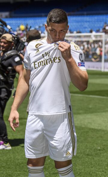 Luka Jovic, during today's presentation, kisses the Real Madrid badge.