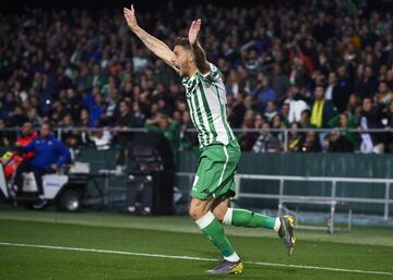 Joaquín corre a protestar al arbitro que no le concede el gol inmediatamente.