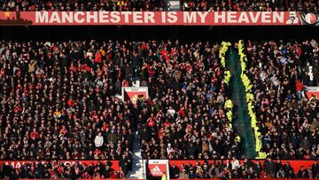 La afición del Manchester United durante un partido en Old Trafford.