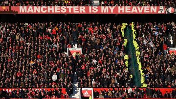 La afici&oacute;n del Manchester United durante un partido en Old Trafford.