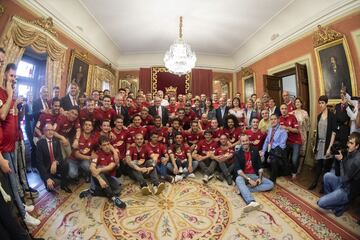 La plantilla de Osasuna en el Ayuntamiento de Pamplona.