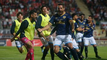 El jugador de Magallanes, Joaquin Larrivey, celebra su gol contra Curicó Unido durante el partido de Primera División realizado en el Estadio La Granja de Curicó.