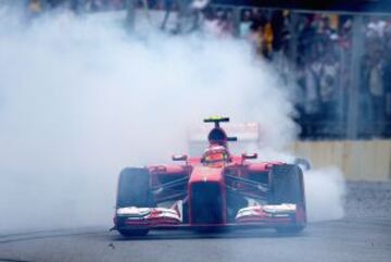 Felipe Massa realizando circulos al termina su última carrera para Ferrari en el Gran Premio de Brasil