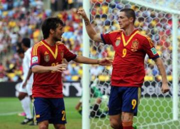 Fernando Torres celebra el primer gol del partido con David Silva.