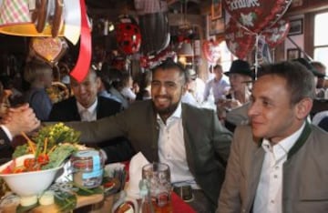 El centrocampista chileno del Bayern de Múnich Arturo Vidal, durante la 182º edición de la Oktoberfest, la fiesta de la cerveza, en Múnich.