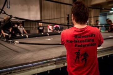 Las universidades japonesas no ofrecen este deporte a sus estudiantes así que éstos crean clubes de lucha libre donde aprenden a través de YouTube.