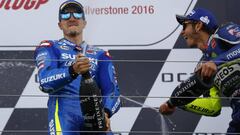 Maverick y Rossi en el podio de Silverstone 2016.