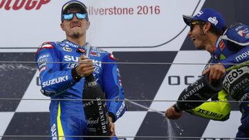 Maverick y Rossi en el podio de Silverstone 2016.