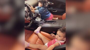 Las hijas de Cristiano Ronaldo le 'roban' el Bugatti a su padre