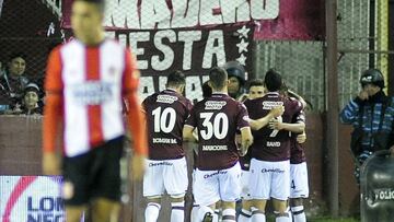 Estudiantes pierde ante Lanús y se baja de la lucha por el título