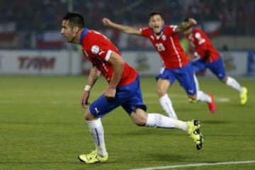 Mauricio Isla celebra el primer tanto del partido.