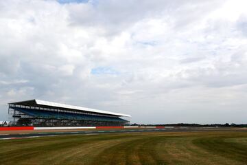 Fotografía de la tribuna principal del circuito británico.