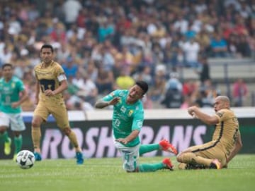 Photo during the match Pumas vs Leon, Corresponding 3 round of Aperture Tournament League BBVA Bancomer MX 2016 at Olympic Satdium.
Foto durante el partio Pumas vs Leon correspondiente a la Jornada 3 del Torneo Apertura 2016 de la Liga BBVA Bancomer MX en el Estadio Olimpico, en la foto: Falta de Dario Veron sobre German Cano de Leon
31/07/2016/MEXSPORT/David Leah.