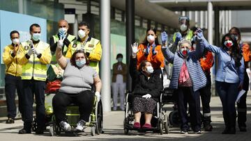 Las &uacute;ltimas pacientes de COVID-19 dadas de alta en el hospital temporal de Ifema abandonan las instalaciones.