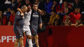 Iker Benito abandona el terreno de terreno de juego ayudado por los doctores del club.