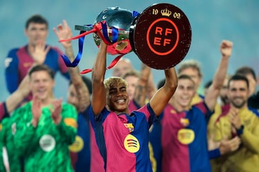 BARCELONA, 18/05/2025.- El delantero del Barcelona Lamine Yamal en las celebraciones del título de Liga al final del encuentro de la jornada 37 de LaLiga entre FC Barcelona y Villarreal CF disputado este domingo en el Estadio Olímpico de Montjuic. EFE/ Enric Fontcuberta
