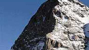DANZANDO EN EL ABISMO. La sombra de la aguja de la Cara Norte del Eiger se abate sobre el suizo Paul Accola, en pleno entrenamiento para la Copa del Mundo de Wengen, que se celebrará este fin de semana. A esa velocidad, Accola no puede recordar la leyenda del Eiger, en el Lauberhorn, pero allí han perecido decenas de alpinistas. La sombra del Eiger, el abismo, se cierne sobre Accola.