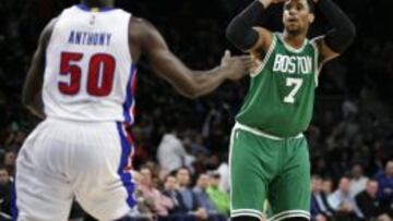 Jared Sullinger ejecuta un lanzamiento ante Joel Anthony.