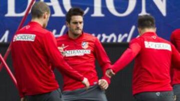 Koke, que será titular ante el Athletic, hace un rondo en la sesión de ayer en el Calderón.