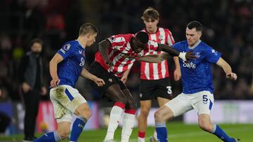 Soccer Football - Premier League - Southampton v Everton - St Mary's Stadium, Southampton, Britain - November 2, 2024 Southampton's Paul Onuachu in action with Everton's Vitaliy Mykolenko and Michael Keane REUTERS/Maja Smiejkowska EDITORIAL USE ONLY. NO USE WITH UNAUTHORIZED AUDIO, VIDEO, DATA, FIXTURE LISTS, CLUB/LEAGUE LOGOS OR 'LIVE' SERVICES. ONLINE IN-MATCH USE LIMITED TO 120 IMAGES, NO VIDEO EMULATION. NO USE IN BETTING, GAMES OR SINGLE CLUB/LEAGUE/PLAYER PUBLICATIONS. PLEASE CONTACT YOUR ACCOUNT REPRESENTATIVE FOR FURTHER DETAILS..