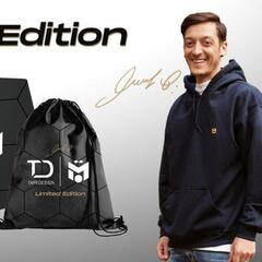 Özil une a las estrellas con sus calcetines solidarios