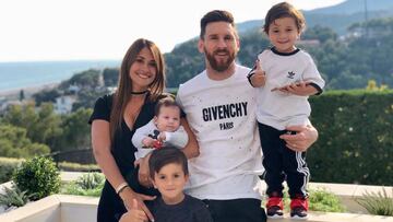 Antonella Roccuzzo junto a Leo Messi y los tres hijos del matrimonio: Thiago, Mateo y Ciro.