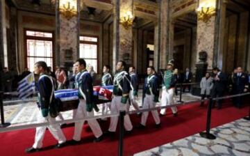 Imagen de la capilla ardiente en el Palacio Legislativo de Montevideo con el féretro de Alcides Ghiggia.