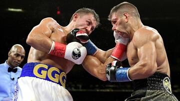 Gennady Golovkin golpea a Sergiy Derevyanchenko durante su combate.