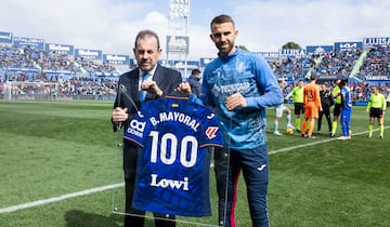 Antes del partido, el Getafe homenaje a su futbolista Borja Mayoral por alcanzar los 100 partidos con la camiseta azulona.
